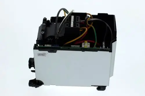 Regelgerät von Bosch, teilweise geöffnet, mit sichtbaren Kabeln und elektronischen Komponenten, auf hellem Hintergrund.